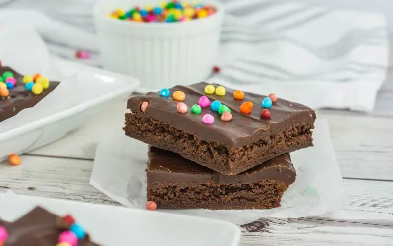 Copycat Little Debbie Cosmic Brownie Recipe to make a fabulous dessert perfect for parties and bake sales #cosmicbrownie #cosmicbrownierecipe #copycatrecipe #chocolate